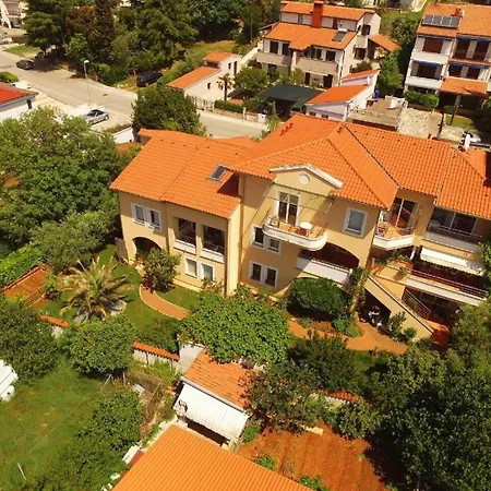 Alexandra 4 *